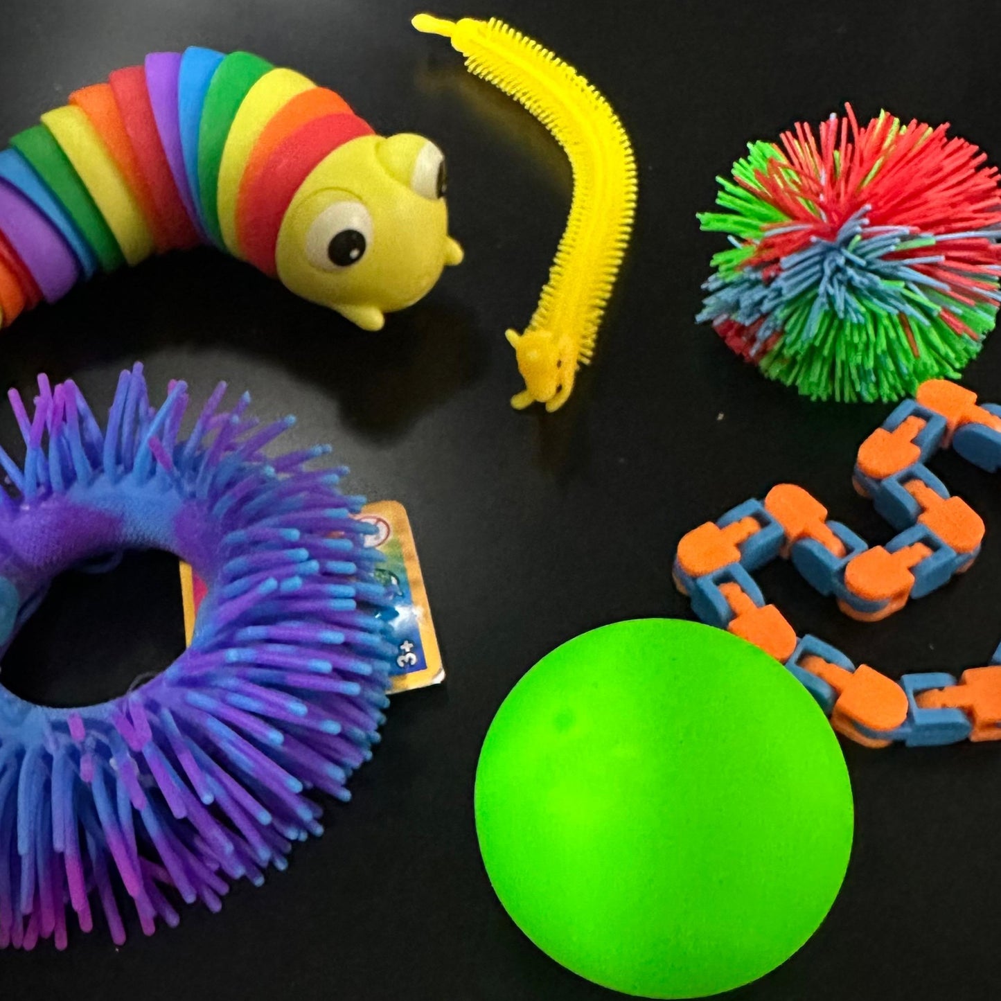 “Kit sensorial para relaxamento e bem-estar, incluindo bola pompom, lesma 3D, bola neon e mais”